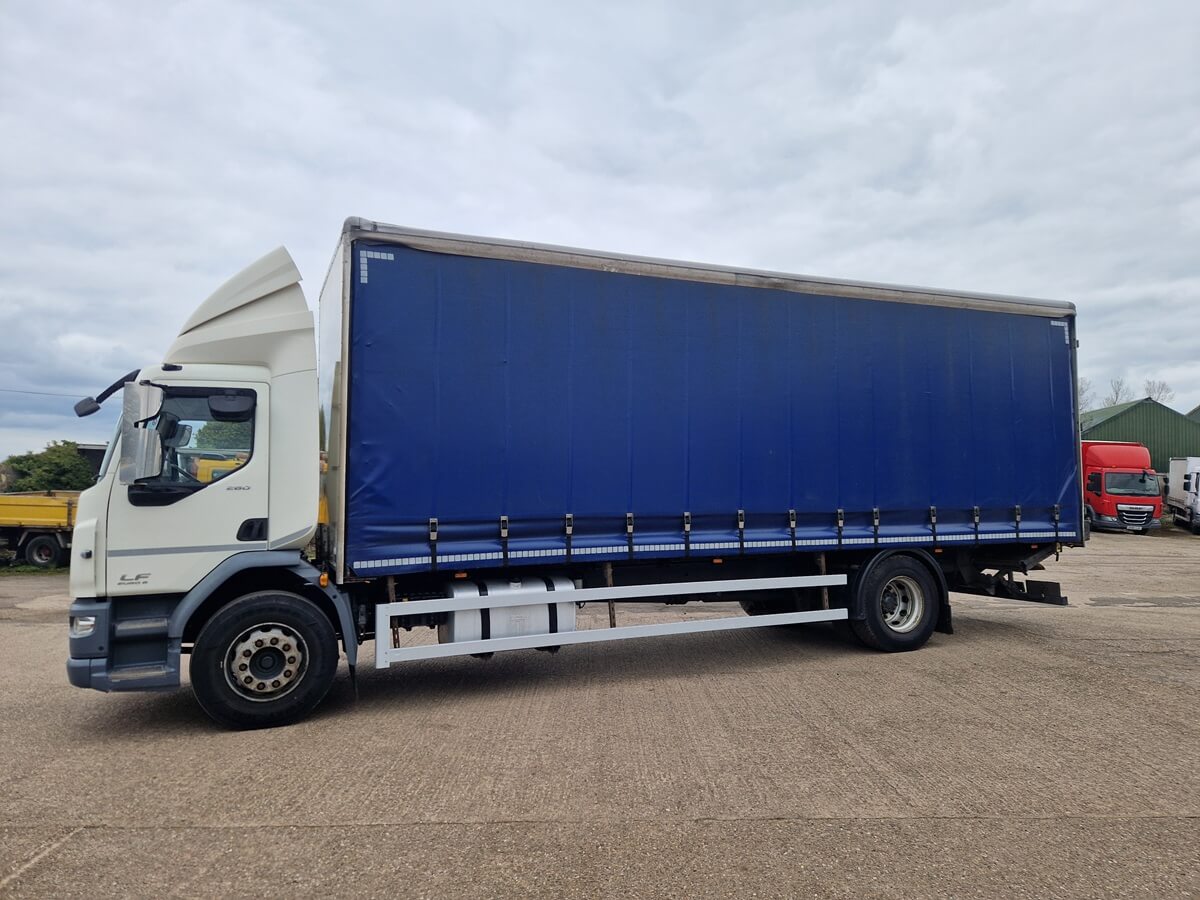 Daf LF 260, 2017/ 67 reg, 28ft Curtainsider Body Truck, Day Cab, Auto, 496000 Kms - Image 4