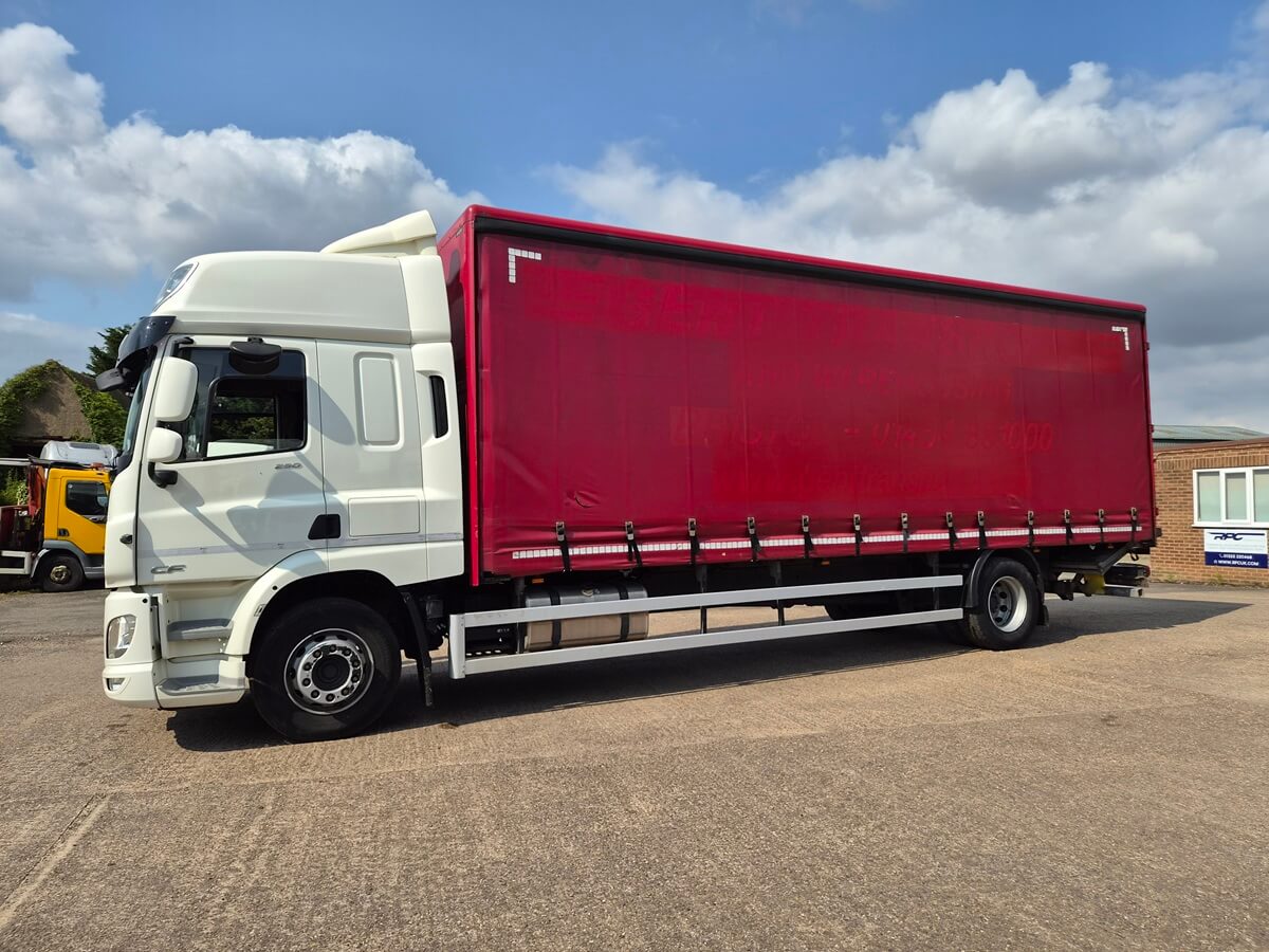 Daf CF 290, 2021/ 71 reg, 28ft Curtainsider, High Roof Sleeper cab, 407000 Kms, September 27 MOT - Image 4