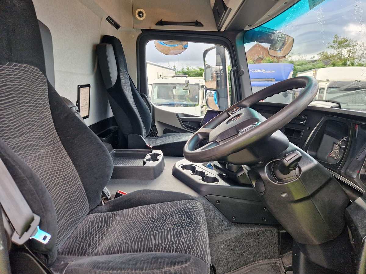 Mercedes Benz Antos 18 24, 2019, 30ft Box Body, Canterlever Taillift - Image 15