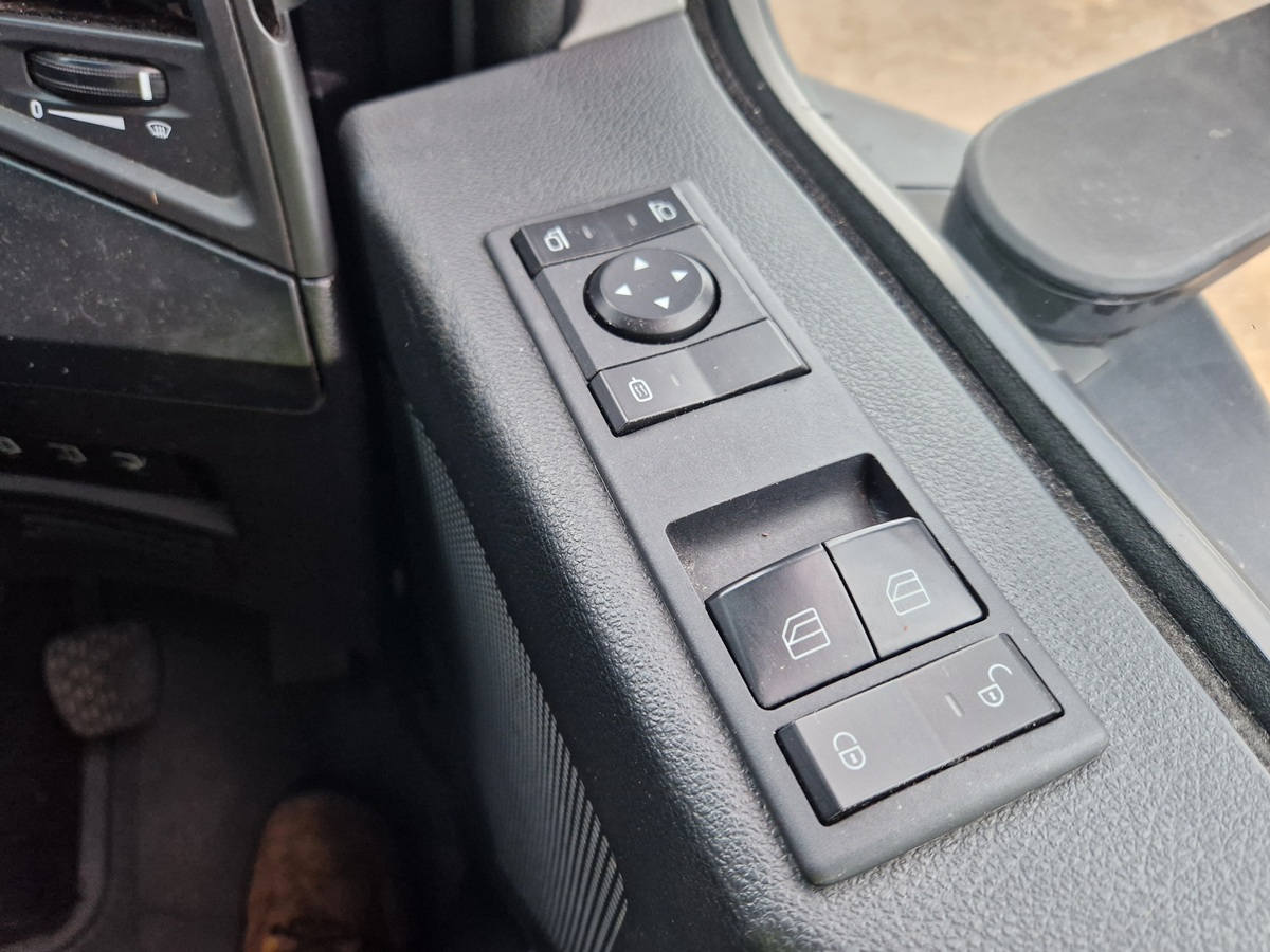 Mercedes Benz Antos 18 24, 2019, 30ft Box Body, Canterlever Taillift - Image 24